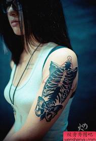 Κορίτσι βραχίονα είναι πολύ δημοφιλές πρότυπο τατουάζ σκελετό