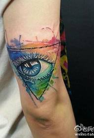 بازو پر خوبصورت رنگوں کا مثلث آنکھ کا ٹیٹو نمونہ