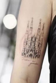 Un conjunto de tatuajes temáticos de viaje que a los entusiastas de los viajes les gusta
