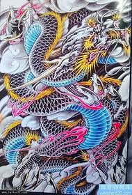 Manuskript traditionell årbok Svartguld Dragon Tattoo Pattern