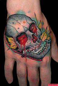 un tatuaggio in stile scuola personalizzato sul dorso della mano