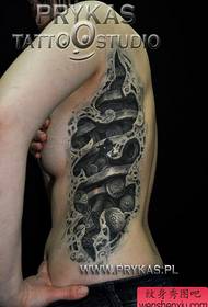 Kecantikan sisi pinggang pola tato mekanik keren