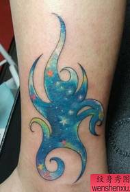 Színes csillagos totem tetoválás mintázat, szép lábakkal