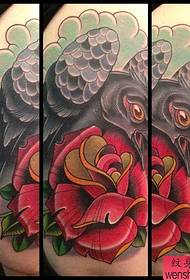 obraz tatuażu róży wrony na dużym ramieniu