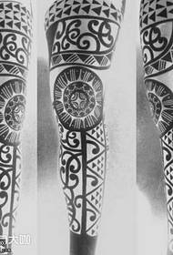 Leg personality totem tattoo pattern