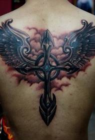 Un bello mudellu di tatuaggi di ali trasversali in spalle