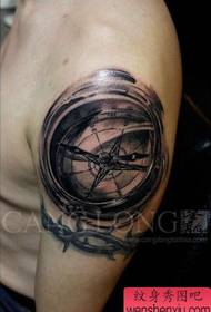 Populārs atdzist kompasu tetovējums modelis
