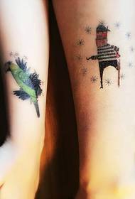 Slatka crtana tetovaža tetovaže na mesnoj doodle ruci