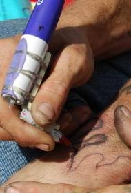 Минималистичка слика во затворскиот стил на тетоважа