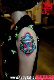Girl arm gewilde klassieke kleurryke anker tatoeëerpatroon