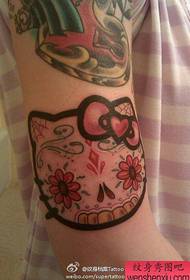 Pięknie popularny wzór tatuażu kota europejskiego i amerykańskiego na ramieniu