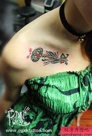 Dizajn i bukur i tatuazheve me çelës në bukurinë clavicle