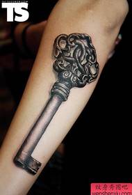 o tatuaj în trei dimensiuni cheie pe braț