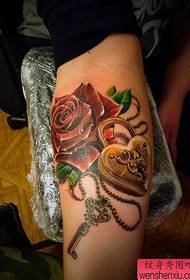 Arm nzuri pop rangi roses na upendo kufuli tattoo muundo