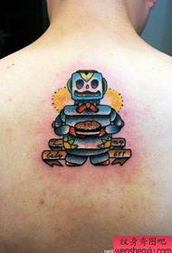 Un patrón clásico de tatuaxe robótica na parte traseira dun neno