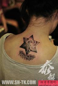 少女の背中の首に美しく人気のある星空の6つ星タトゥーパターン
