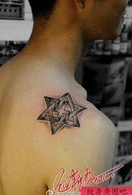 Garotos ombros bonitos olhando padrão de tatuagem de estrela de seis pontas