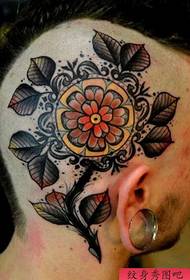 Cenite cvetlični tatoo v evropskem in ameriškem slogu na glavi