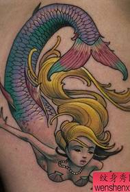 Um padrão de tatuagem de sereia bonito e elegante
