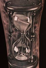Populārs reālistisks smilšu pulksteņa tetovējuma modelis