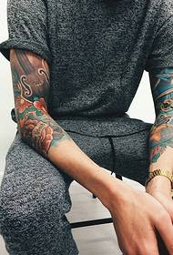 Tatuaje de patrón de moda de brazo de tendencia callejera europea y estadounidense