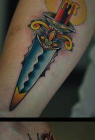Modèle classique de tatouage de la main de poignard super beau bras