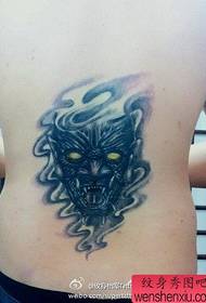un tatuaje de la cabeza del diablo feroz en la espalda