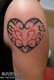 uzorak tetovaže slova u obliku srca u obliku totema