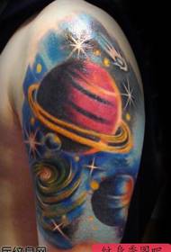 Rankos spalvos visatos planetos tatuiruotės modelis