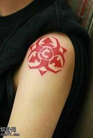 arm röd totem tatuering mönster