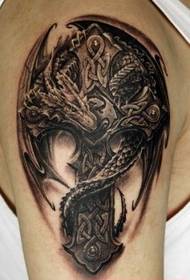 Iso käsivarsi eurooppalainen ja amerikkalainen lohikäärme risti tatuointikuvio
