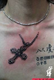 Wzór tatuażu na piersi z krzyżem na piersi