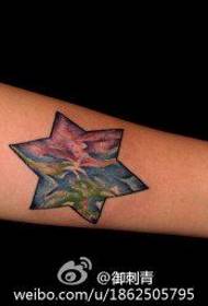 Brazo hermoso soñador colorido cielo estrellado seis estrellas tatuaje patrón