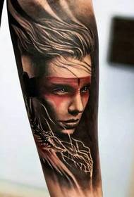 A testre nyomtatott svéd tetováló művész