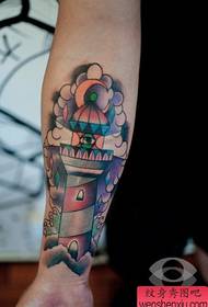 Рука поп папулярны каляровы малюнак татуіроўкі маяка
