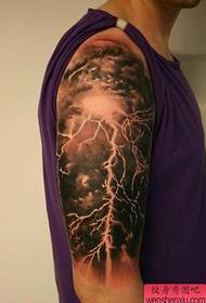 男生手臂超酷的乌云闪电纹身图案
