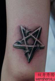 Bras avec un beau motif de tatouage étoile à cinq branches