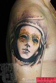 Αρσενικό βραχίονα όμορφη βενετσιάνικη μοτίβα τατουάζ μάσκα