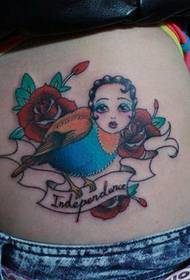 Dziewczyna w talii wzór tatuażu Róża europejska i amerykańska ptasia róża