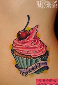 un colorato modello di tatuaggio gelato sulla vita di una ragazza
