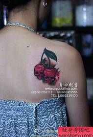 Κορίτσια ώμους γλείφει μοτίβο τατουάζ μήλων
