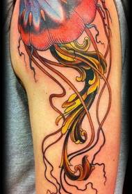 Un patrón de tatuaxe de medusa bastante popular no brazo