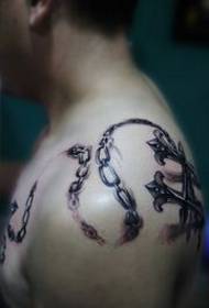Shoulder handsome iron anchor cross tattoo pattern