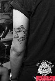 Rankos populiarus klasikinis firminių šešiabriaunių žvaigždžių tatuiruotės modelis