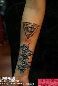 Момиче на ръката красива популярна Божия модел на татуировка на очите