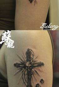 Model de tatuaj cu craniu încrucișat braț pop pop