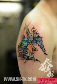 Рука поп прохладный прохладный бог глаз с рисунком татуировки крыльев