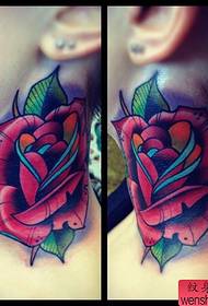 脖子上的一幅欧美玫瑰花纹身图案