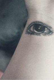 Meiteņu plaukstas locītavās populārs mazu acu tetovējums