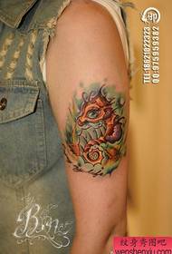 Популарната шема на тетоважи на хипокампусот на задниот дел на девојчињата